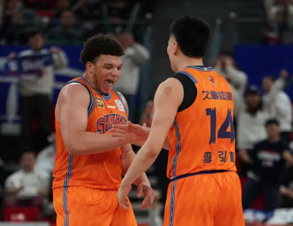 九游体育-林崴31分同曦不敌广东李弘权26分上海胜四川(上海男篮球员李弘权)