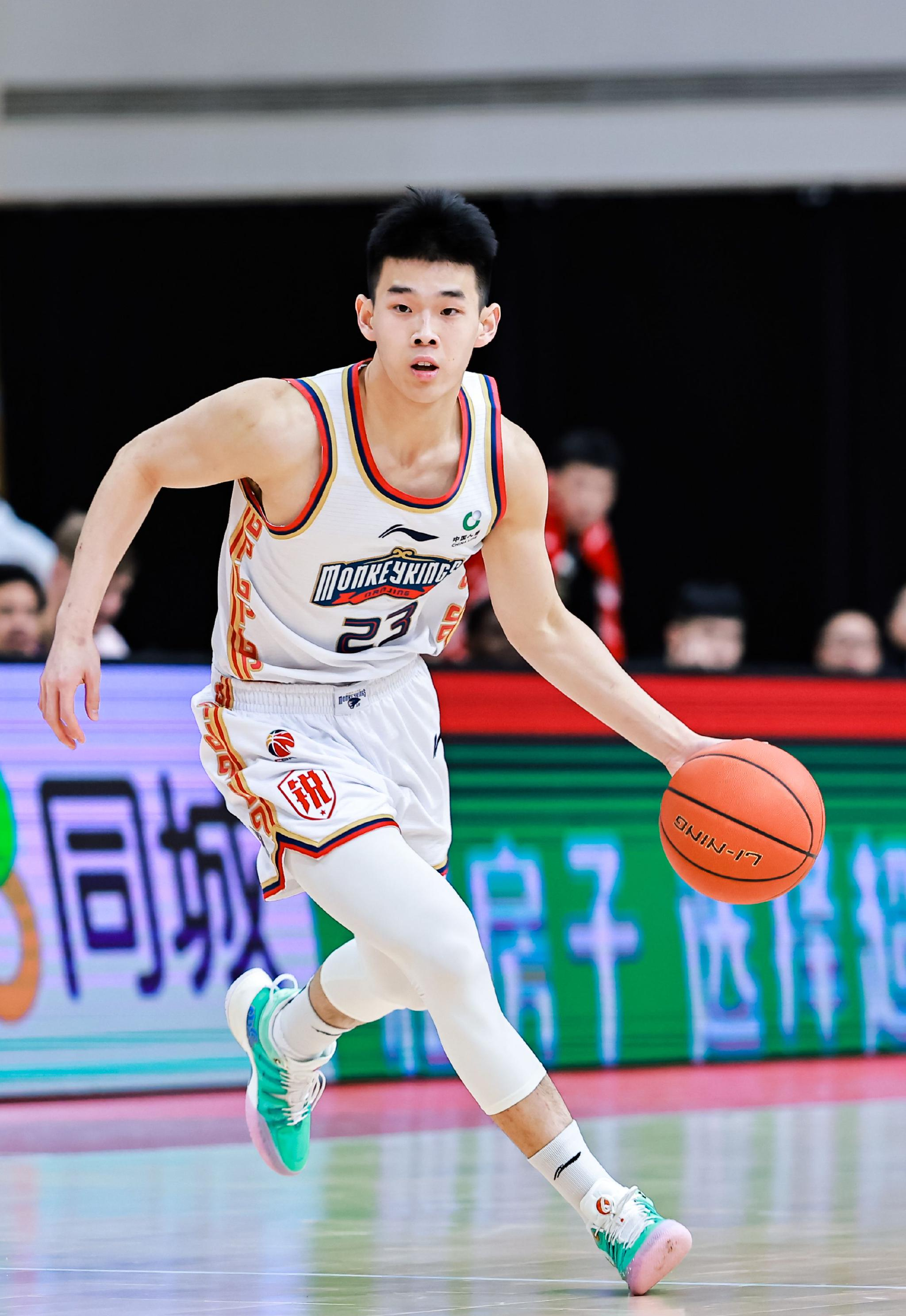 林崴31分同曦不敌广东李弘权26分上海胜四川(上海男篮球员李弘权)